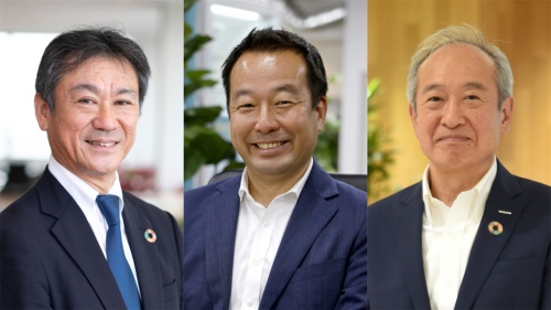 「日経クロステックが選ぶCIO/CDOオブ・ザ・イヤー2023」で大賞を受賞した荏原製作所の小和瀬浩之氏(左)、特別賞を受賞したベイシアの亀山博史氏(中) と旭化成の久世和資氏