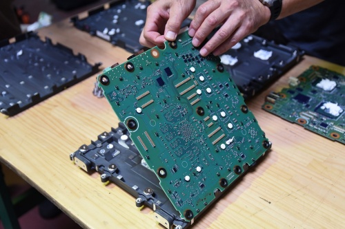 トヨタ「MIRAI(ミライ)」から取り出したADAS用ECU