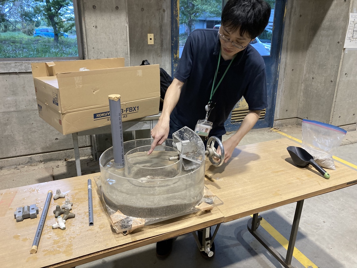 水の流れを発生させることで川底の土砂の動きを再現する模型（写真：日経クロステック）