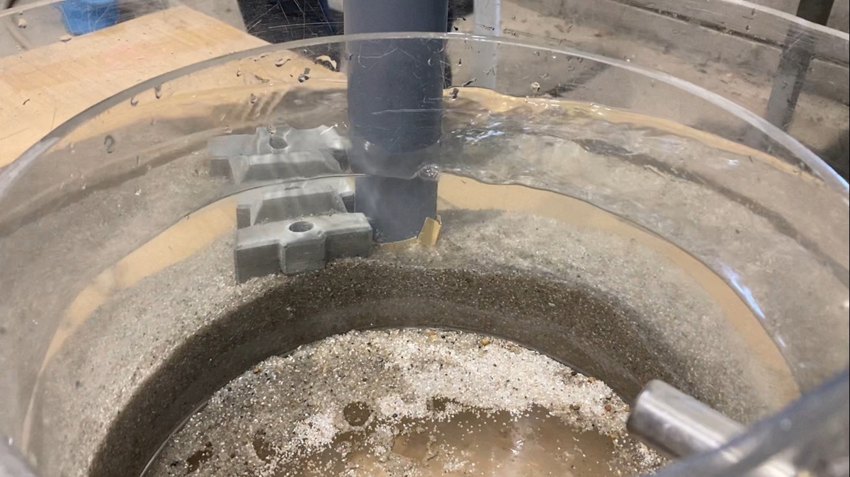 水の流れを発生させている様子（写真：日経クロステック）