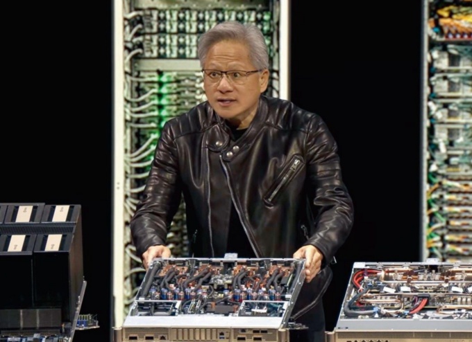 液冷技術の重要性を説くエヌビディアCEOのジェンスン・ファン氏。画像は、2025年3月に開催した開発者会議での一幕(出所:NVIDIAの配信動画をキャプチャー)