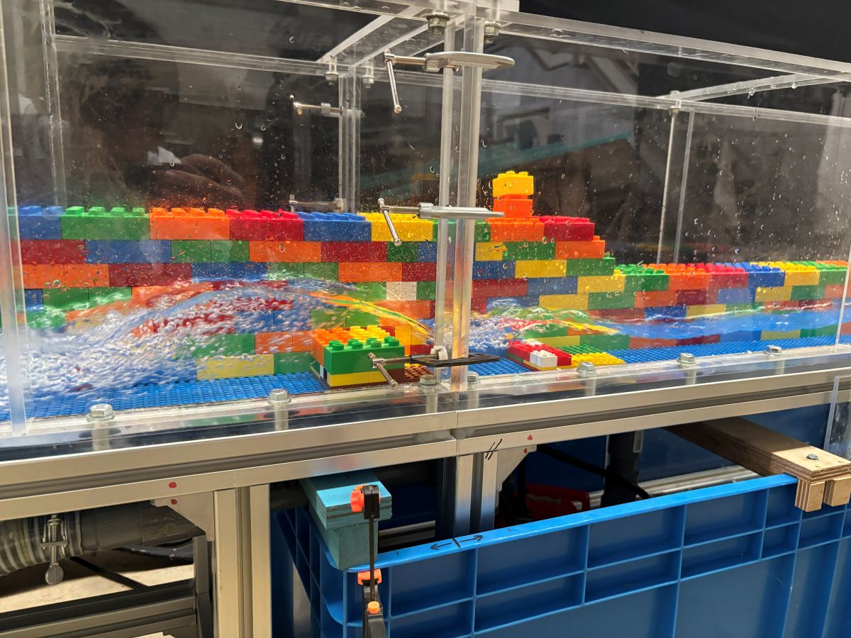 レゴブロックで作成した副ダムを設置して、水の流れを観察する（写真：日経クロステック）