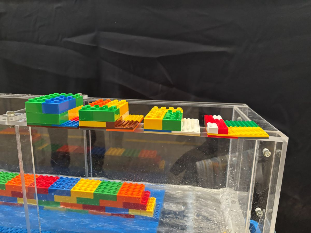 レゴブロックで大きさの異なる副ダムを複数準備した（写真：日経クロステック）