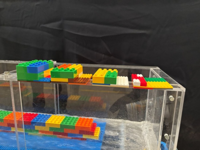レゴブロックで大きさの異なる副ダムを複数準備した(写真:日経クロステック)