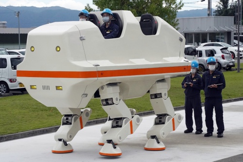 世界初の乗車可能な4足歩行ロボット