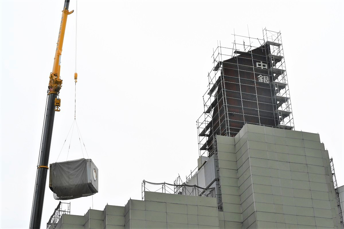 解体中の中銀カプセルタワービル