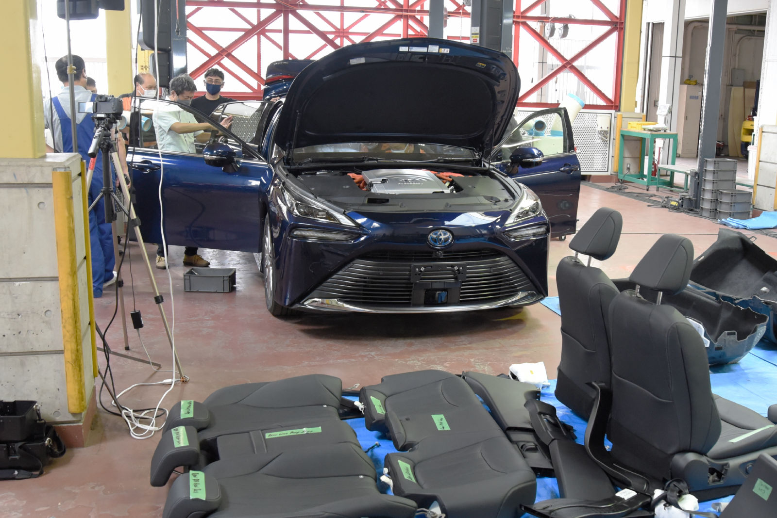 分解中のトヨタ自動車「MIRAI（ミライ）」