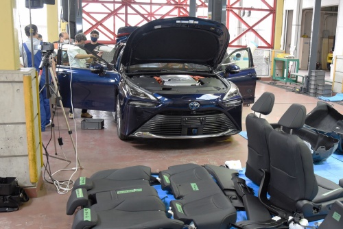 分解中のトヨタ自動車「MIRAI(ミライ)」